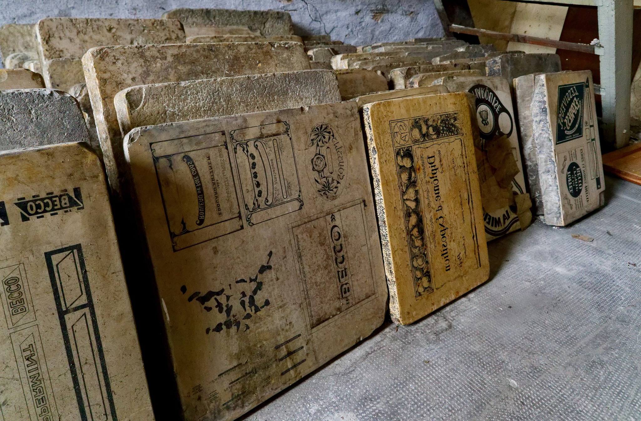 Réserve d'anciennes plaques